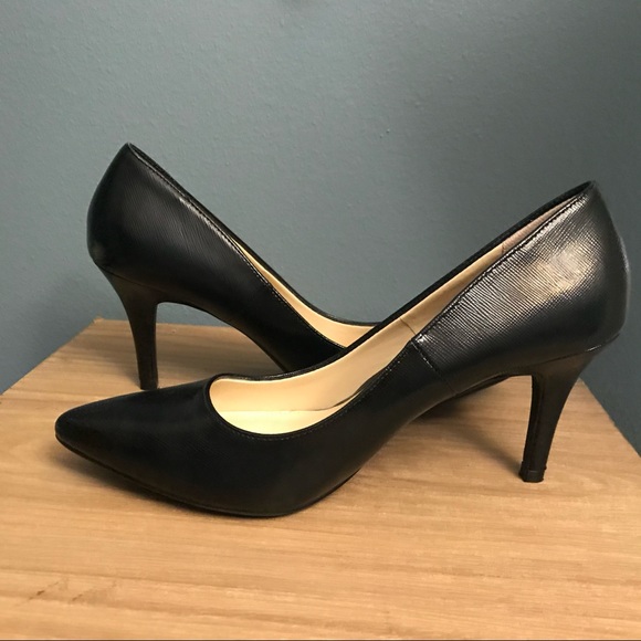 🎉HP🎉 Kelly & Katie Black Classic Pumps - Picture 4 of 7